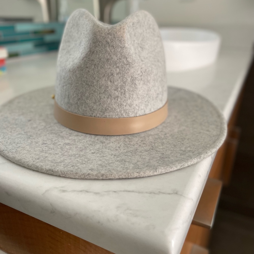 Lack of color hat excellent condition size small - Picture 2 of 5